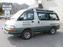 朝、ご自宅まで送迎車でお迎えにまいります。お帰りの際もご自宅の玄関前までお送りし、乗り降りのお手伝いをいたします。